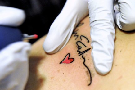 Une femme se fait tatouer «Paul McCartney» dans le dos