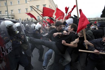 Le spectre de l'éclatement hante la zone euro Les journées passent et les manifestations se succèdent... (Photo Angelos Tzortzinis, Agence France-Presse)