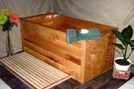 Quand la salle de bains se pare de bois Ce bain autoportant est fait de merisier frisé.... (Bains Nature)