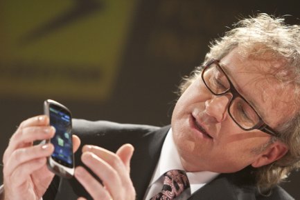 Robert Dépatie, président de Vidéotron, lors d'une conférence de presse l'été dernier alors que la filiale de Quebecor lançait ses services mobiles 3G+. Parmi ses principales nouveautés à venir, on compte deux tablettes tactiles: le PlayBook de RIM et l'ExoPC, conçu à Rimouski. Robert Dépatie, président de Vidéotron, lors d'une conférence de... (Photo Ivanoh Demers, archives La Presse)