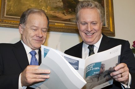 Le ministre des Finances, Raymond Bachand (à gauche) et le premier ministre du Québec Jean Charest pose avec le budget peu avant son dévoilement. Le ministre des Finances, Raymond Bachand (à gauche)... (Photo: PC)