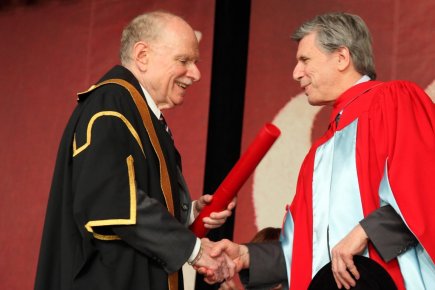 Le chancelier de l'Université McGill, Arnold Steinberg, remet le doctorat honorifique octroyé à Herménégilde Chiasson lors de la collation des grades de l'École d'éducation permanente de McGill, le 30 mai. Le chancelier de l'Université McGill, Arnold Steinberg, remet...