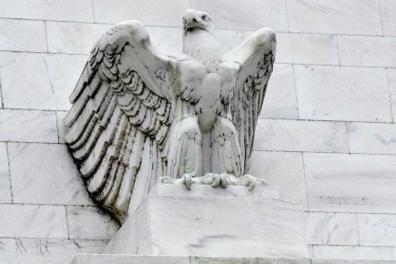 La Fed confirme que l'aigle américain aura encore besoin d'une aide économique. La Fed devrait chercher un compromis délicat entre... (Photo AFP)