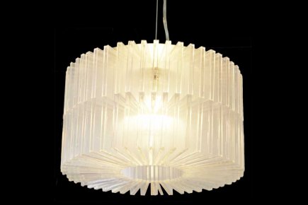 Le Bal des lampes brille en double Ce lustre intitulé Disco comporte 100 boîtiers de... (PHOTO FOURNIE PAR MONDE RUELLE)