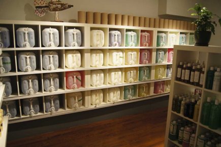 Devanture de la boutique Terre Essences. Tous ces bidons contiennent différents produits de nettoyage... (Photo fournie par Terre Essences)