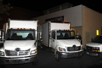Des camions sont arrivés seulement quelques minutes après la fermeture du Couche Tard afin de vider les locaux. L'enseigne devrait également être enlevée d'ici la fin de la soirée. Des camions sont arrivés seulement quelques minutes après... (Photo: Bernard Brault, La Presse)