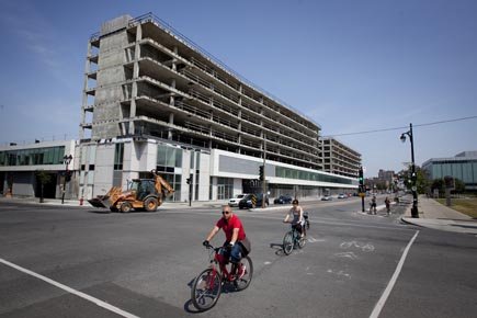 L'îlot Voyageur est ce bâtiment inachevé rue Berri qui devait fournir à l'UQAM l'espace nécessaire pour des résidences pour étudiants, des bureaux, un stationnement souterrain et des salles de classe. L'îlot Voyageur est ce bâtiment inachevé rue Berri... (Photo: Marco Campanozzi, La Presse)