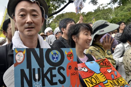 Des dizaines de milliers de manifestants ont exprimé leur opposition au nucléaire dans les rues de Tokyo le 19 septembre dernier. L'intention du gouvernement de sortir le pays du nucléaire apparaît de moins en moins claire. Des dizaines de milliers de manifestants ont exprimé... (Photo Yoshikazu Tsuno, archives Agence France-Presse)