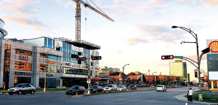 L'intersection du boulevard Laurier et de la route de l'Église,, en septembre 2011, alors que le secteur est en pleine transformation.