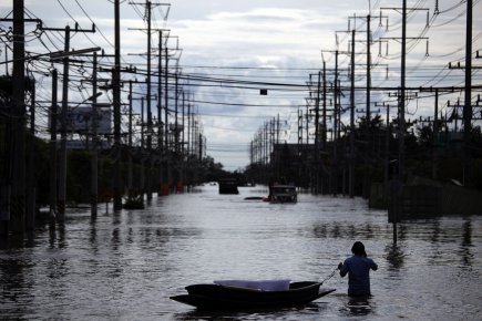 Les inondations, les pires depuis des décennies, touchent aujourd'hui un tiers du territoire national, avec un bilan porté samedi matin à 297 morts. Les inondations, les pires depuis des décennies, touchent... (Photo: Reuters)