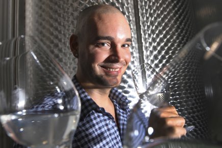 Nicolas Duvernois, président de PUR Vodka, est un pionnier à sa façon. Il se présente comme le premier fabricant de vodka 100% québécoise. Nicolas Duvernois, président de PUR Vodka, est un...