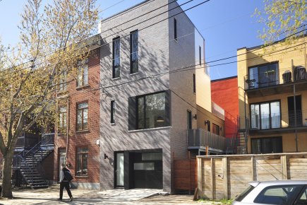 Dans l'arrondissement du Plateau-Mont-Royal, à Montréal, un minigarage a été installé dans une nouvelle et étroite propriété répartie sur cinq niveaux, incluant le sous-sol et la mezzanine.