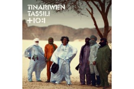 Icône absolue du rock touareg, le groupe Tinariwen poursuit sa conquête du...