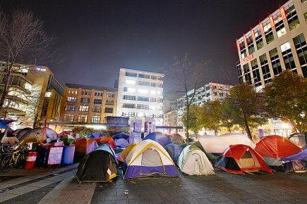 http://images.lpcdn.ca/435x290/201111/20/429637-campement-occupons-quebec-place-universite.jpg