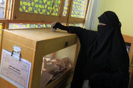 http://images.lpcdn.ca/435x290/201111/28/439350-citoyenne-egyptienne-exerce-droit-vote.jpg