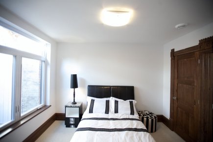 La chambre à coucher: un mur-fenêtre, des boiseries réparées et revernies. Derrière les portes du placard, à droite, se cachent un chauffe-eau instantané et un peu de la mécanique du plancher radiant (détail sur l'autre photo). La chambre à coucher: un mur-fenêtre, des boiseries... (Photo: Marco Campanozzi, La Presse)