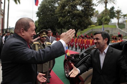 Hugo Chavez a accueilli son homologue iranien Mahmoud... (Photo: Reuters)