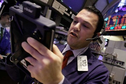 Le TSX grimpe avec les matières premières Vers midi, le Dow Jones Industrial Average progressait... (Photo AP)