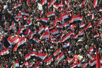 Des milliers d'Égyptiens brandissent leur drapeau sur la... (Photo AFP)