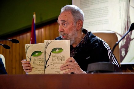 Fidel Castro a présenté les deux premiers volumes... (Photo: Roberto Chile, Agence France-Presse)