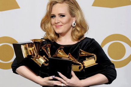 Adele et ses Grammy.... (Photo Associated Press)