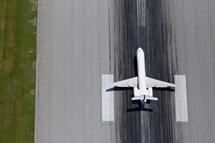 Un avion sur la piste à l'aéroport Montréal-Trudeau.... (Photo: François Roy, La Presse)