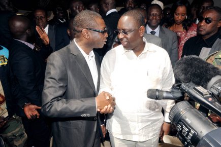 Le chanteur et opposant Youssou N'Dour (à gauche),... (Photo: AFP)