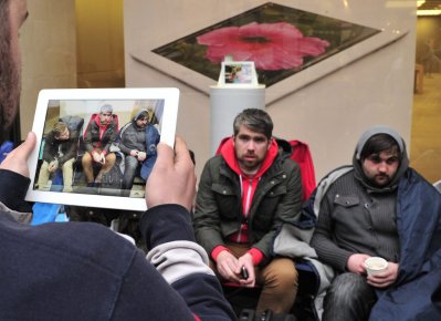 En photos: l'arrivée du nouveau iPad Un homme utilise son nouvel iPad pour prendre... (Photo: Reuters)