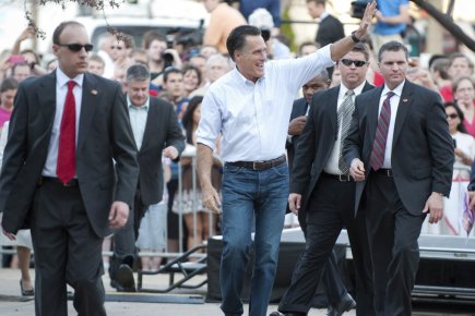 «Mitt Romney (qui salut ci-dessus ses partisans à... (Photo: Don Emmert, AFP)
