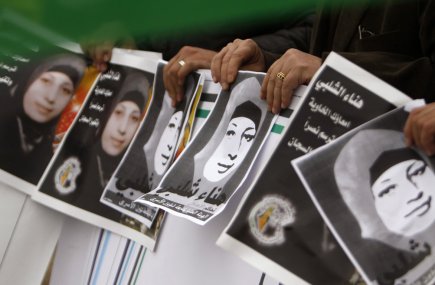 Hana Shalabi (sur les portraits) a perdu 14... (Photo: MOHAMAD TOROKMAN, Reuters)