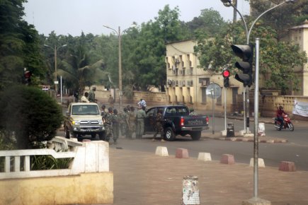 Des soldats maliens sont rassemblés dans une rue... (Photo: Habibou Kouyate, AFP)