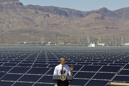 Barack Obama a visité mercredi une centrale solaire... (Photo: AP)