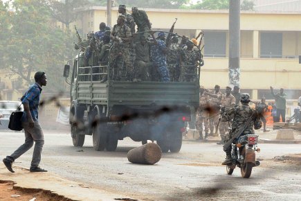 Des soldats circulent dans les rues de Bamako,... (Photo: HABIBOU KOUYATE, AFP)