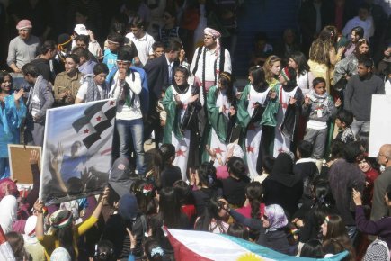 Manifestants tenant des drapeaux pro-Kurdes et syriens, hier... (Photo Reuters)
