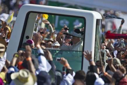 Le pape, arrivé dimanche matin au parc du... (Photo: AFP)