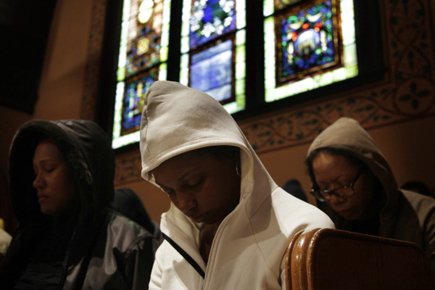 Des gens ont prié dimanche pendant une messe... (Photo: AP)