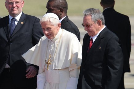 Le pape Benoît XVI est accueilli par le... (Photo AFP)