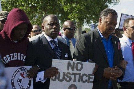 Le révérend Jesse Jackson (à droite) a pris... (Photo: Reuters)
