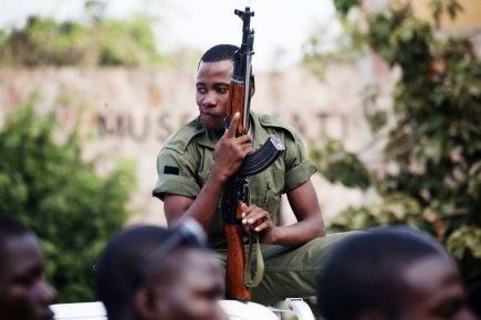 Un soldat malien encadrait hier une manifestation de... (Photo: Archives Reuters)
