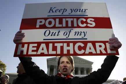 Une opposante à la réforme de la santé... (Photo: AP)