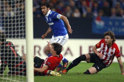 Raul (centre) a compté les deux buts de... (Photo : Ina Fassbender, Reuters)