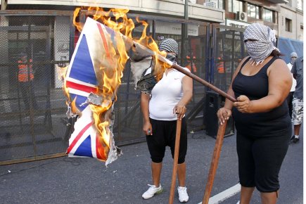 Des militants de gauche ont brûlé l'Union Jack... (Photo: Enrique Marcarian, Reuters)