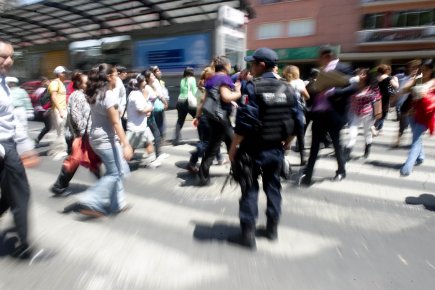 À Mexico, plusieurs milliers de personnes ont rapidement... (Photo: archives AFP)