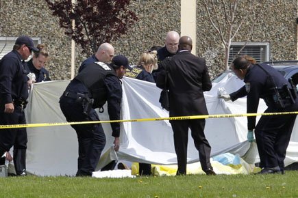 Durant la journée de lundi, cinq cadavres recouverts... (Photo: Reuters)