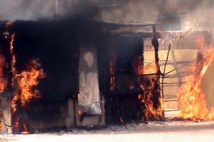 Un commerce en feu à Tombouctou, région contrôlée... (Photo AFP)