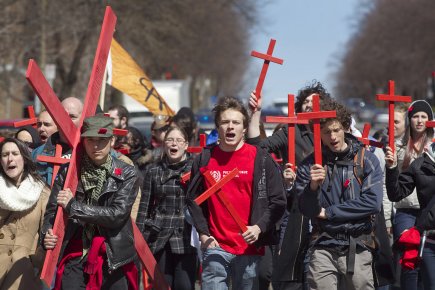 http://images.lpcdn.ca/435x290/201204/07/488695-etudiants-manifeste-contre-hausse-droits.jpg