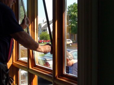 La restauration est beaucoup plus rentable Un installateur des construction Réno-fenêtres remplace l'unité thermos... (Photo fournie par Réno-fenêtres)