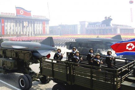 Des missiles nord coréens sont exhibés dans les... (Photo: Reuters/KCNA)