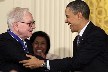 Le multimilliardaire Warren Buffett, qui a reçu des... (Photo: AP)