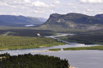 Pour des retombées jusqu'à Montréal Le pic Pyramide (Ulittaniujalik) et la rivière George,... (Photo fournie par le MDDEP)
